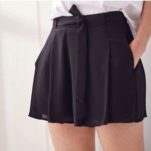 Aritzia Sunday Best Wesley Black Shorts Size 4